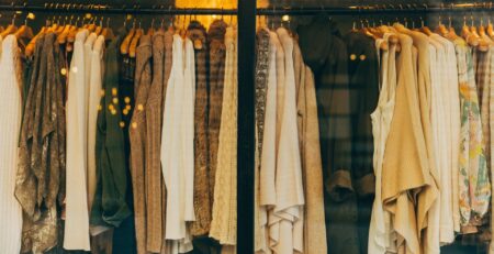 Cómo elegir las perchas en las tiendas de moda - Blog
